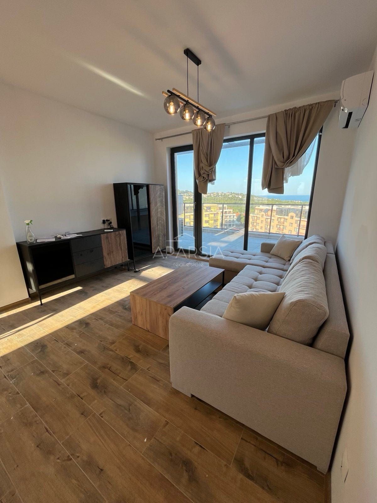 Moře na dohled z obýváku i ložnice: luxusní apartmán se dvěma terasami