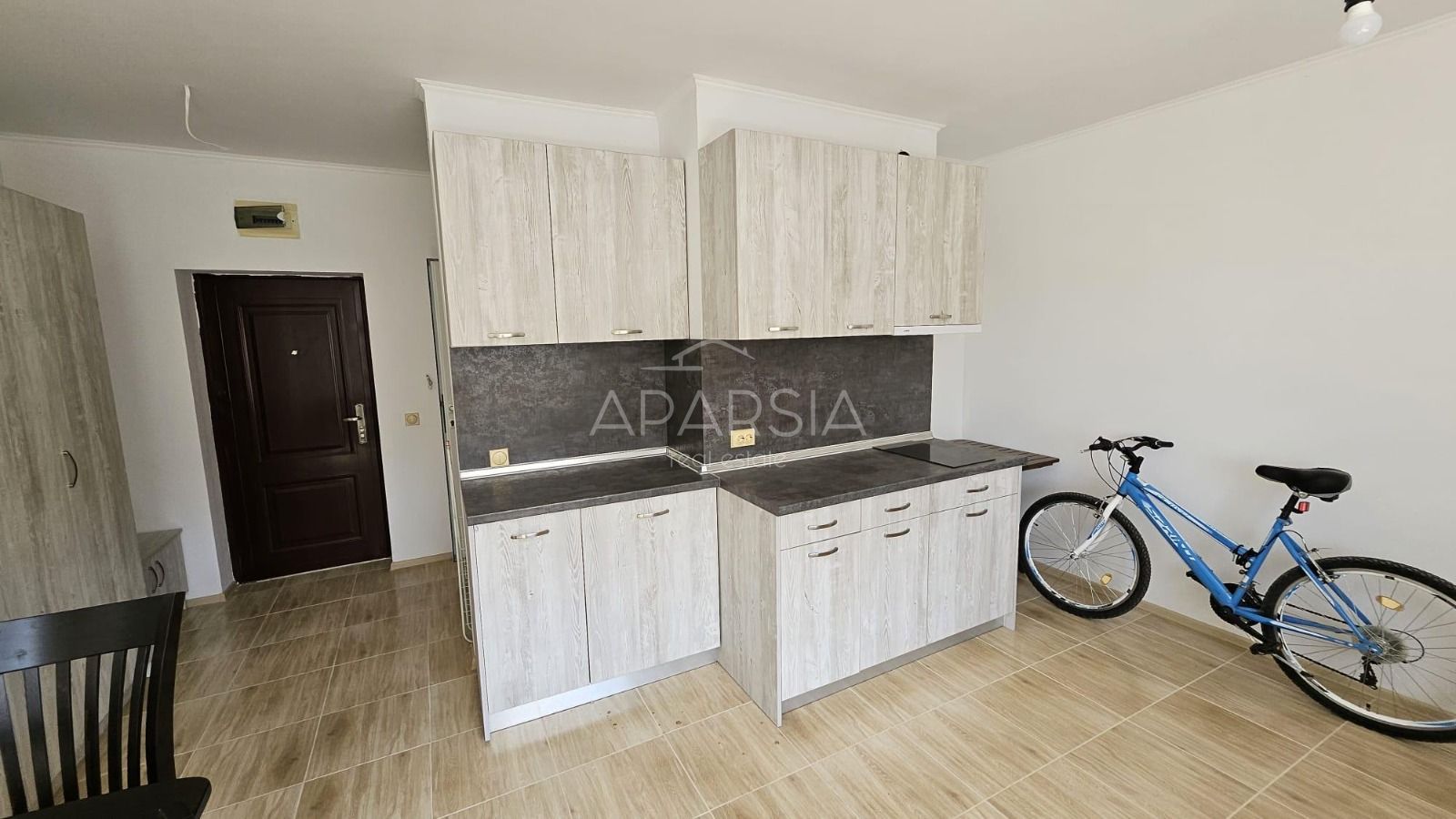 Skromné velikostí, ale vaše! Zařízené studio s terasou u Slunečného pobřeží 4