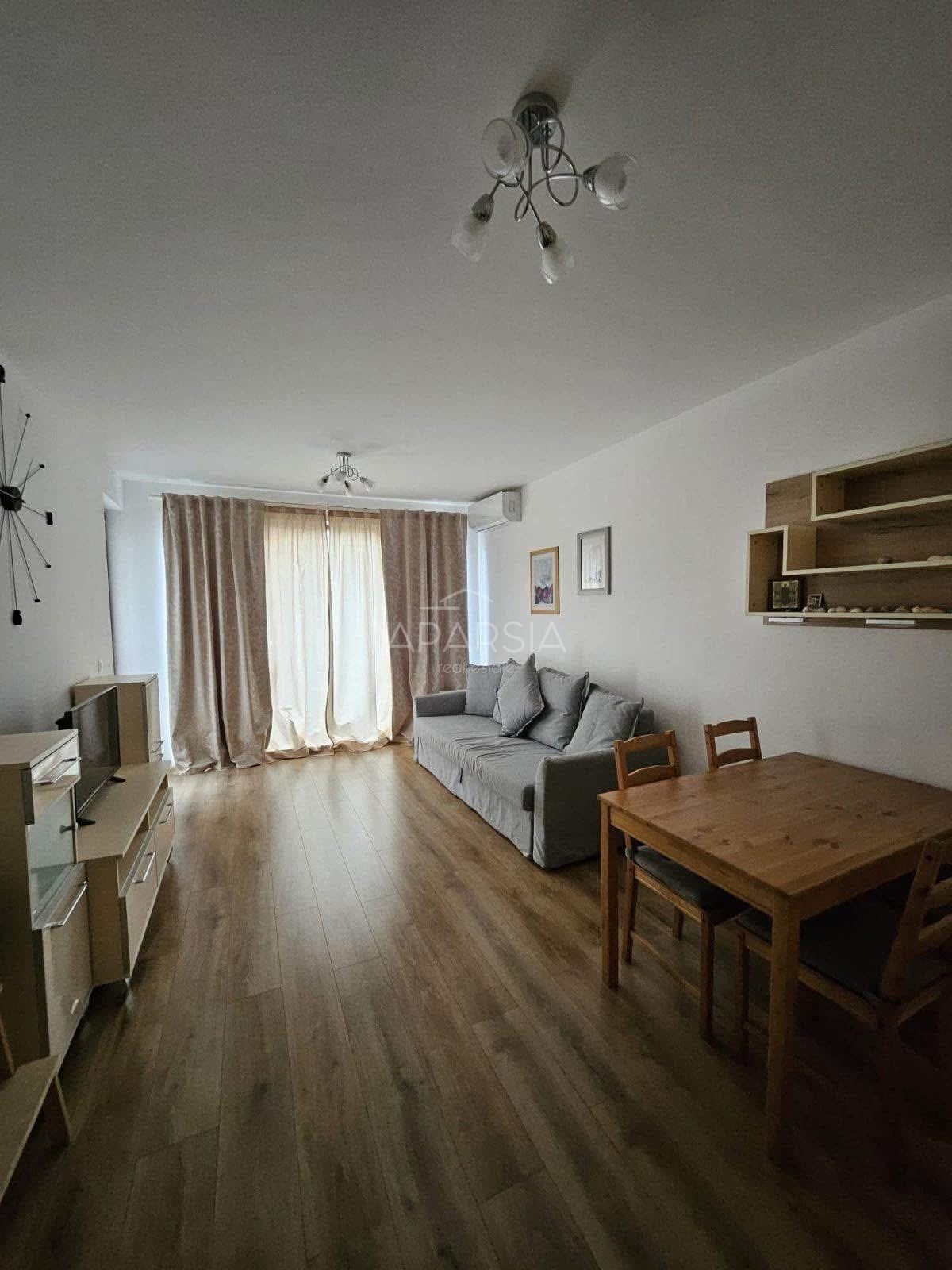 Výhled na moře a pláž jen 150 metrů: zařízený apartmán s balkonem