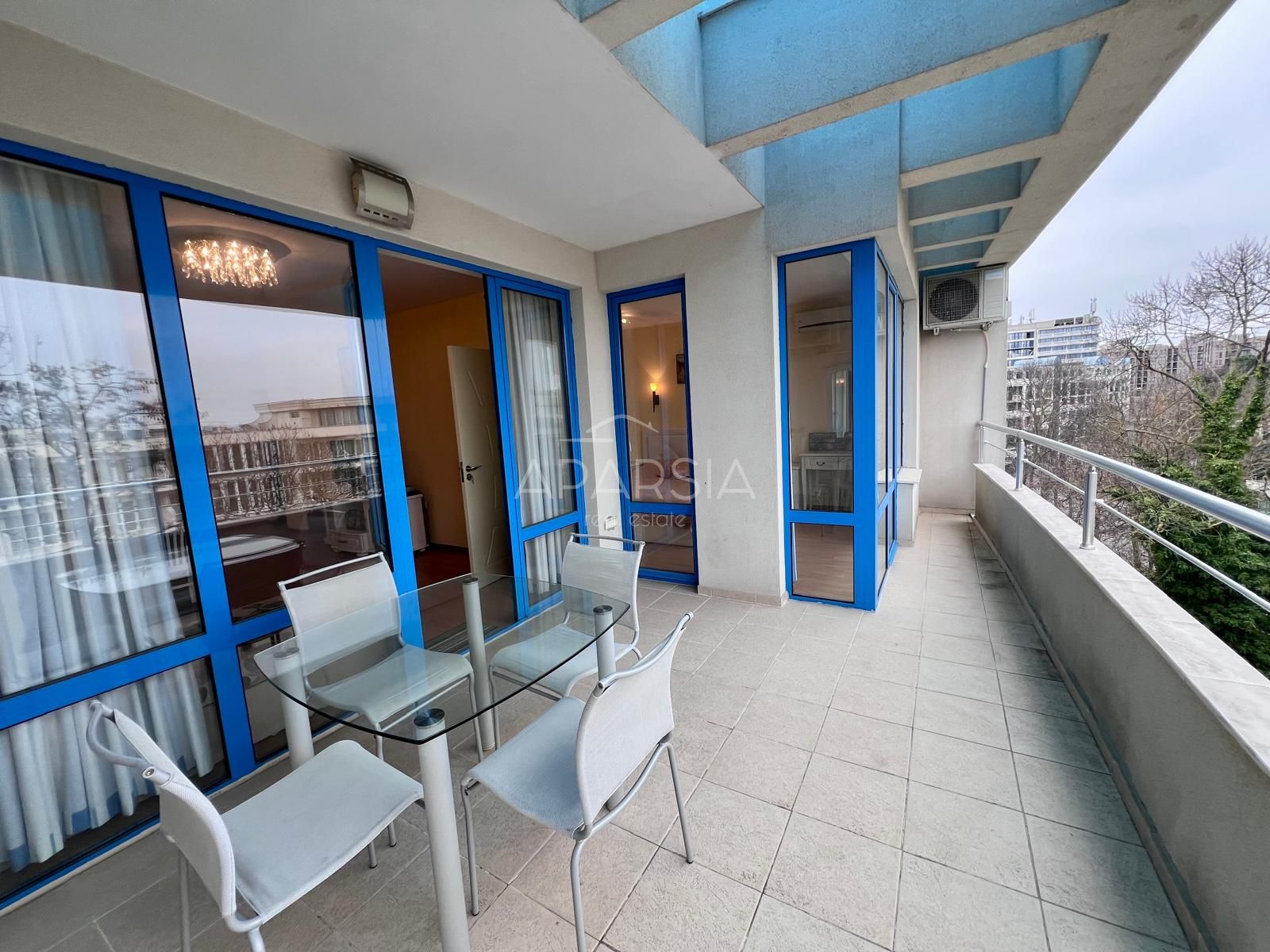 Přímo na pláži v top lokalitě: 83 m², 1 ložnice, 96 000 € na Slunečném pobřeží