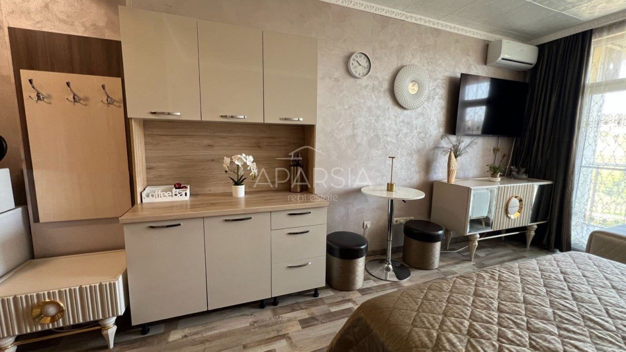 Kompaktní apartmán u pláže: 40 m², 5. podlaží a atraktivní lokalita u moře