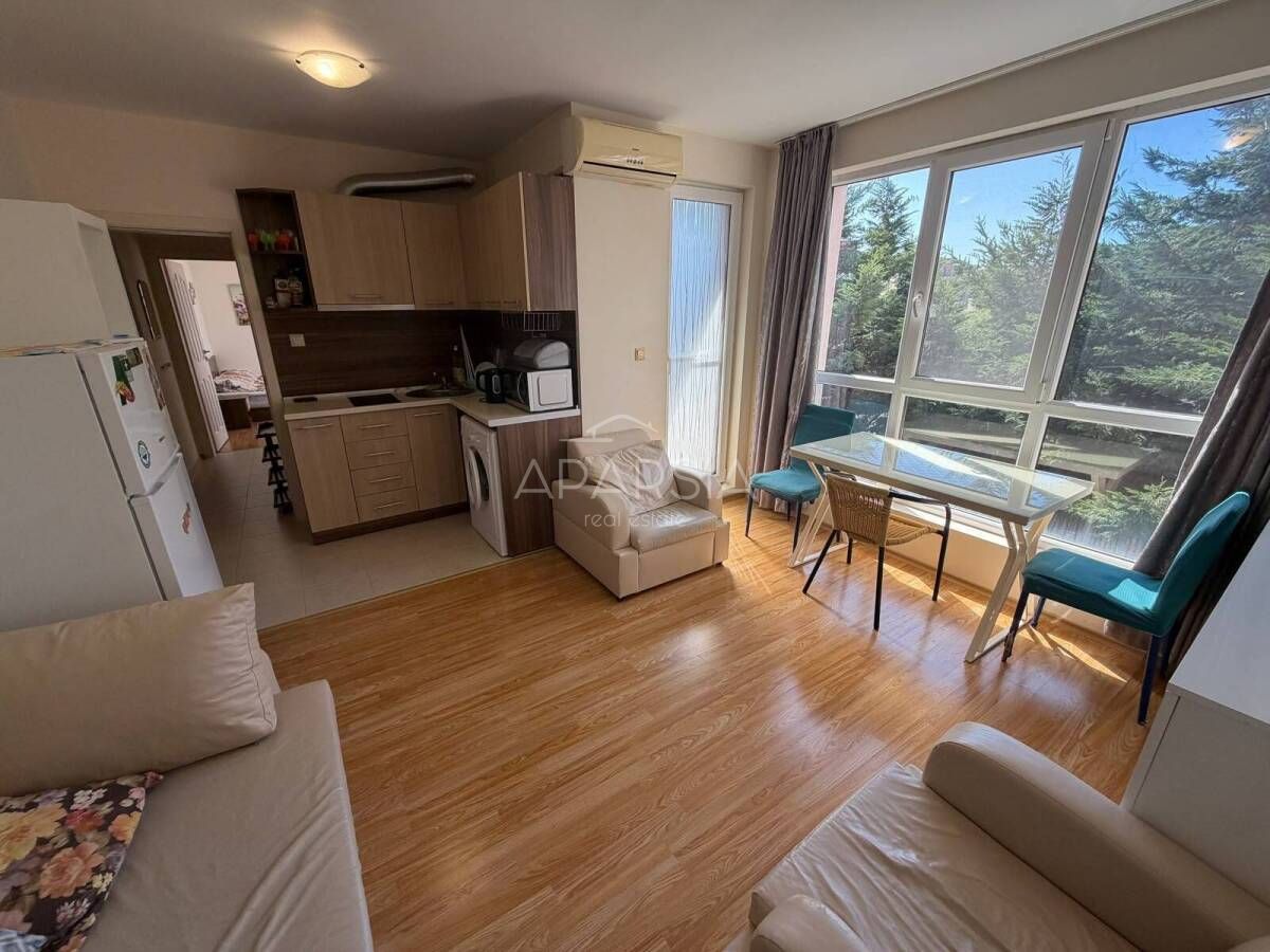 Apartmán s výhledem do zeleně: 50 m², bazén a písečná pláž na dosah