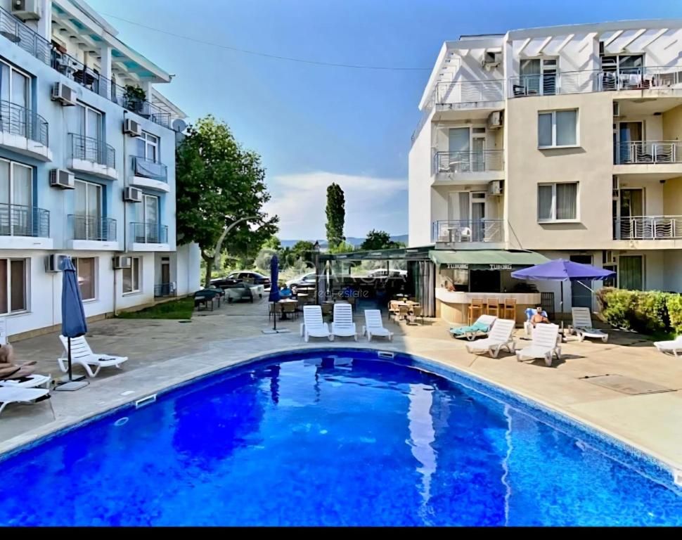 Apartmán s bazénem jen 900 metrů od písečné pláže