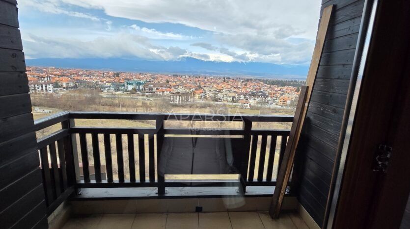Výhled na hory, balkon a klidnější část města jen kilometr od lanovky 2