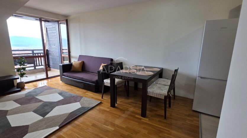 Výhled na hory, balkon a klidnější část města jen kilometr od lanovky 4