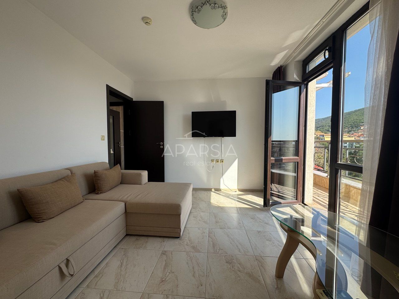 Apartmán s výhledem na moře a hory jen 350 metrů od pláže