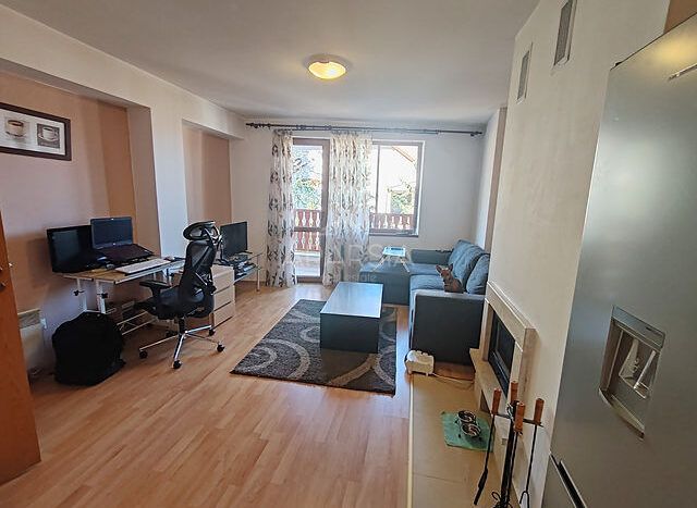 Jen 400 metrů od lanovky: plně zařízený apartmán s krbem a wellness zázemím