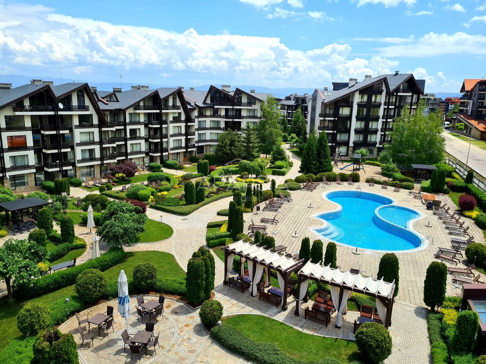 Připravený k pronájmu: apartmán s balkonem, bazénem a cenou 47 000 € 3