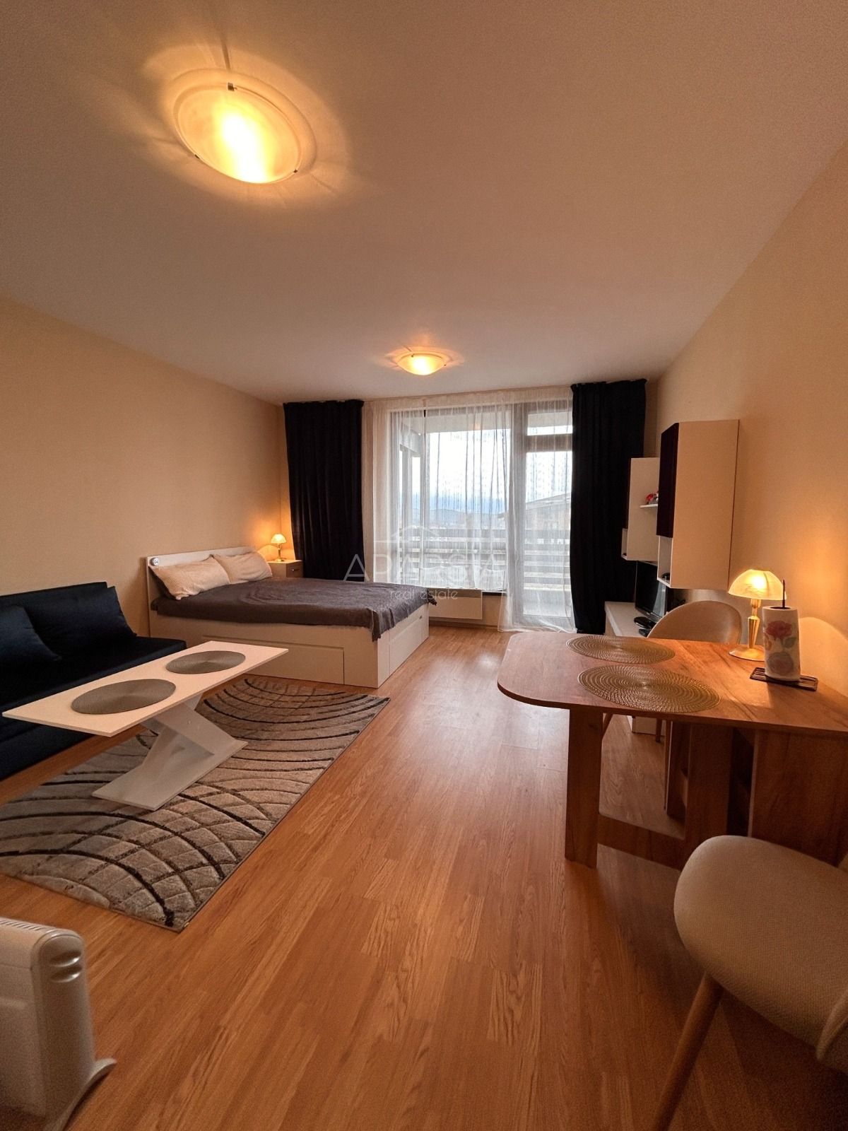 Připravený k pronájmu: apartmán s balkonem, bazénem a cenou 47 000 €