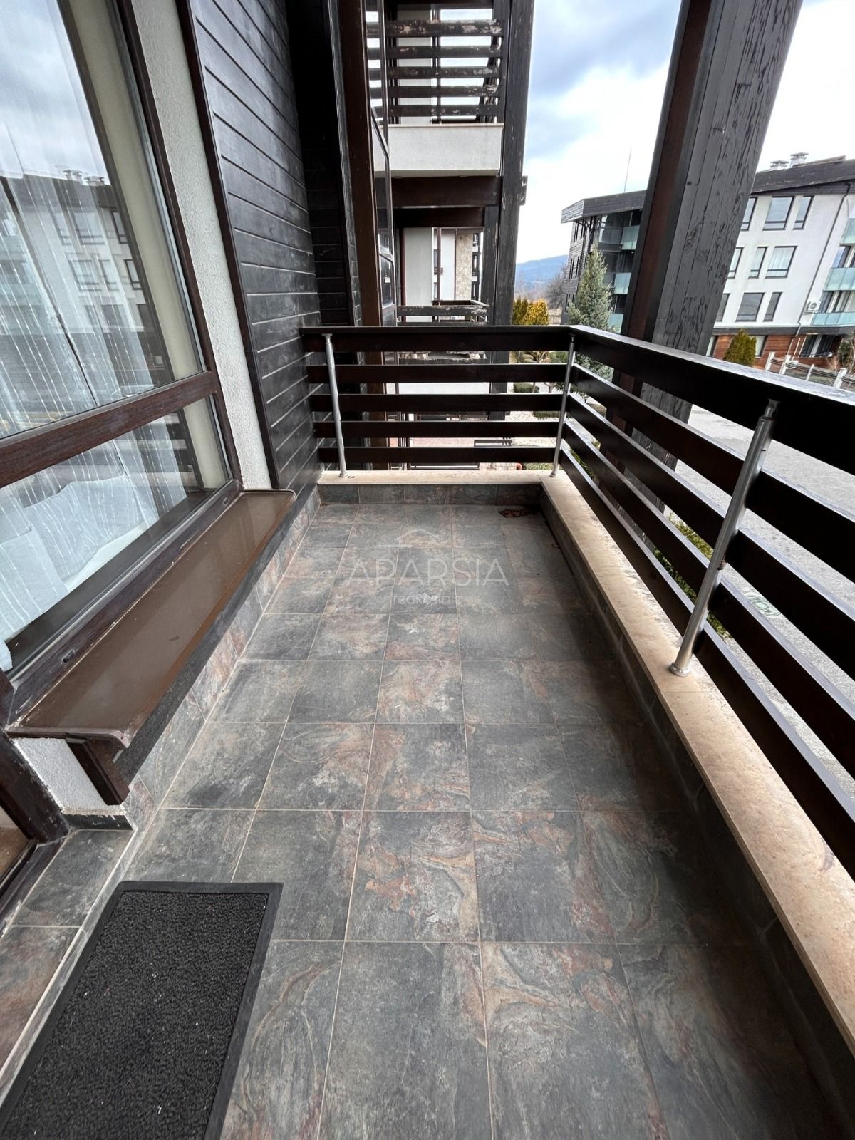 Připravený k pronájmu: apartmán s balkonem, bazénem a cenou 47 000 € 2