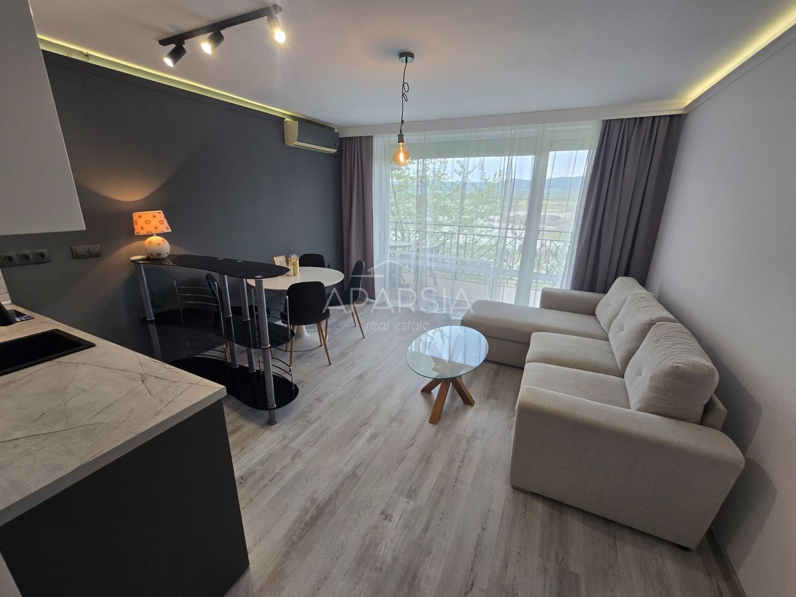 Zrekonstruované studio za 60 000 €: 42 m² a bohaté zázemí s bazény