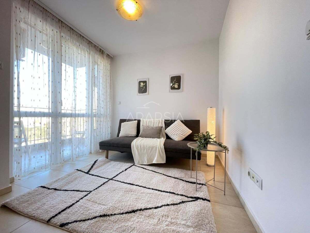 Jen 500 metrů od pláže: Vlastní apartmán s balkonem a výhledem na bazén
