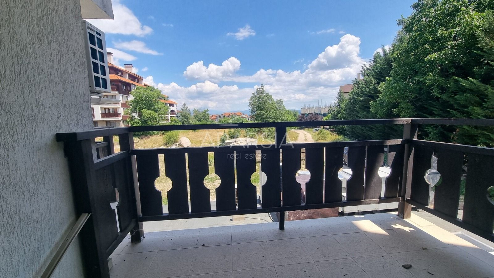 Prostorný apartmán se dvěma ložnicemi a balkony jen 750 metrů od lanovky