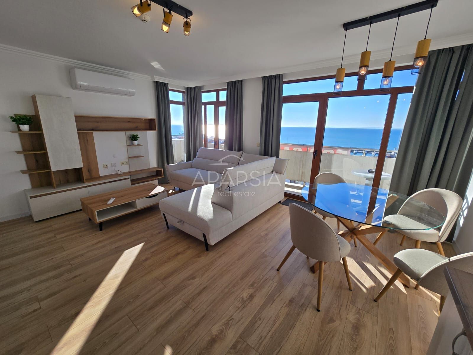 Soukromá střešní terasa a 360° výhled: výjimečný apartmán jen 250 m od pláže