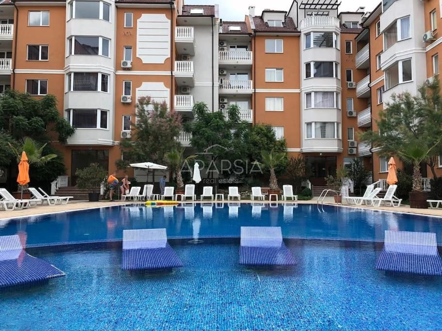 Praktický apartmán se samostatnou ložnicí jen 800 metrů od moře